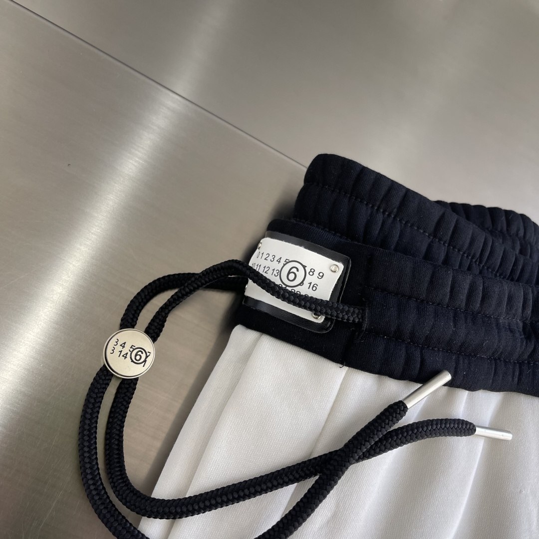 -MM6 马吉拉 新款加绒休闲长裤面料硬挺的同时又做到了上身柔软而不失质感的效果 爆款首选👏满满的细节，