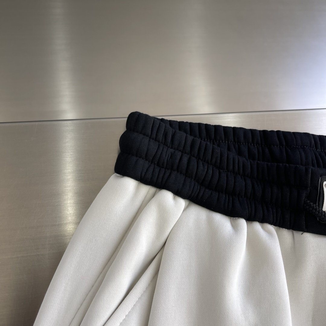 -MM6 马吉拉 新款加绒休闲长裤面料硬挺的同时又做到了上身柔软而不失质感的效果 爆款首选👏满满的细节，