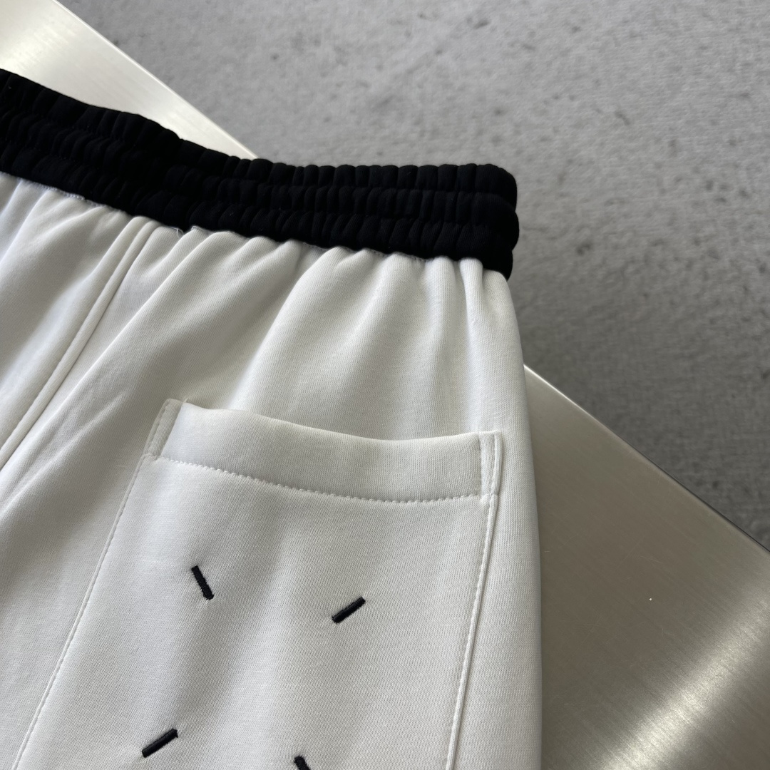 -MM6 马吉拉 新款加绒休闲长裤面料硬挺的同时又做到了上身柔软而不失质感的效果 爆款首选👏满满的细节，