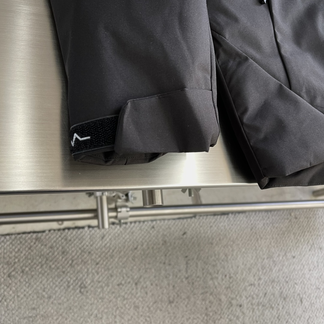 -DESCENTE/迪桑特 新款冲锋棉服外套TRAINING系列男子综训连帽棉服，3防科技+手塞绒感羽绒