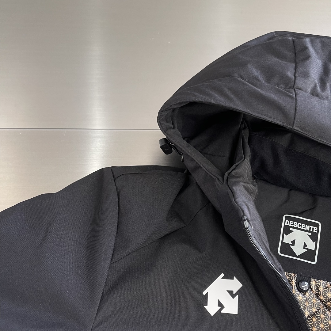 -DESCENTE/迪桑特 新款冲锋棉服外套TRAINING系列男子综训连帽棉服，3防科技+手塞绒感羽绒