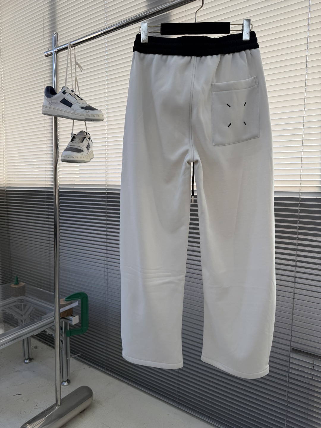 -MM6 马吉拉 新款加绒休闲长裤面料硬挺的同时又做到了上身柔软而不失质感的效果 爆款首选👏满满的细节，