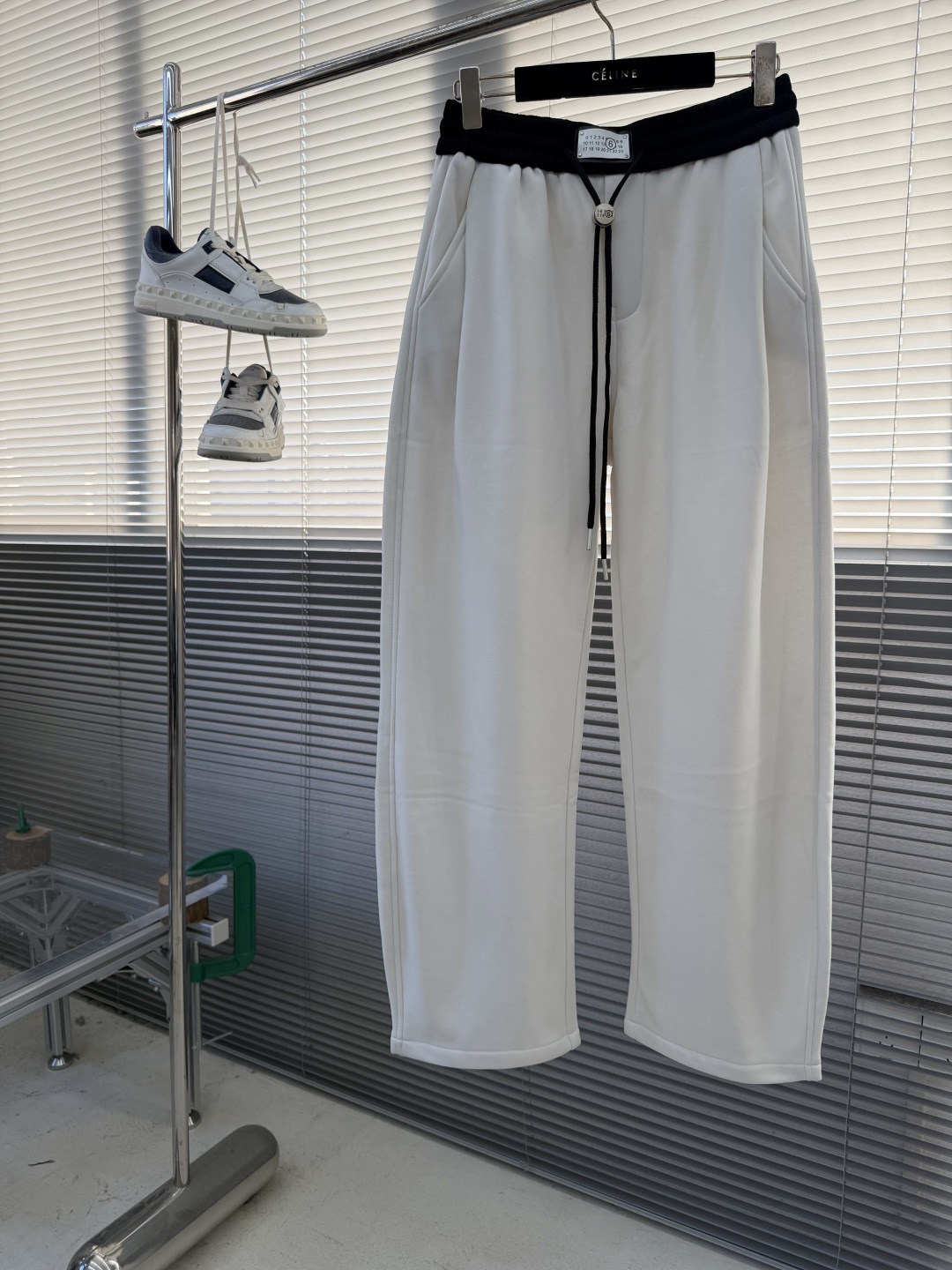 -MM6 马吉拉 新款加绒休闲长裤面料硬挺的同时又做到了上身柔软而不失质感的效果 爆款首选👏满满的细节，