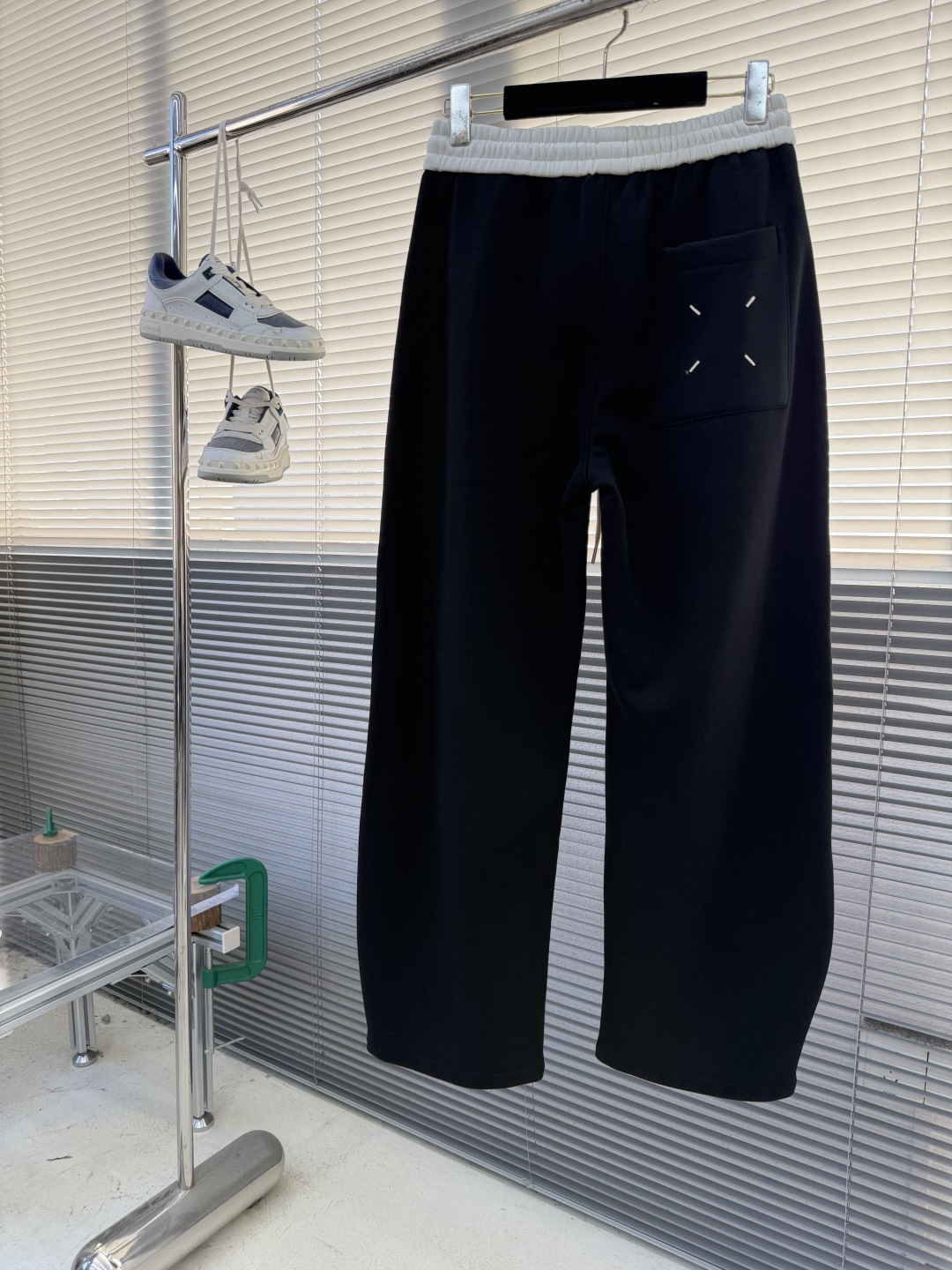 -MM6 马吉拉 新款加绒休闲长裤面料硬挺的同时又做到了上身柔软而不失质感的效果 爆款首选👏满满的细节，