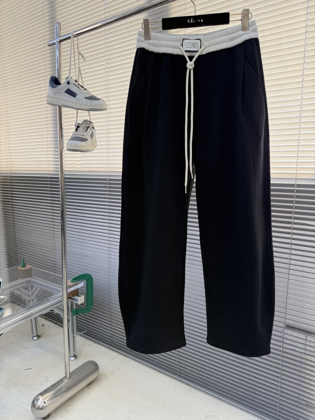 -MM6 马吉拉 新款加绒休闲长裤面料硬挺的同时又做到了上身柔软而不失质感的效果 爆款首选👏满满的细节，