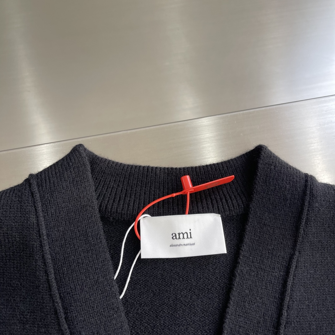 -Ami Paris 爱心提花开衫毛衣定织奢柔美丽诺羊毛 柔软细腻 舒适贴肤 以柔和的米白为画布 温柔且