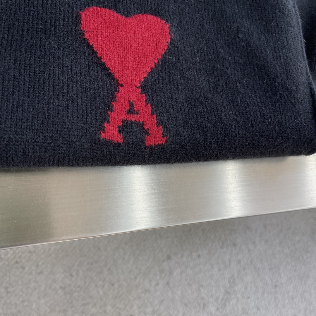 -Ami Paris 爱心提花开衫毛衣定织奢柔美丽诺羊毛 柔软细腻 舒适贴肤 以柔和的米白为画布 温柔且