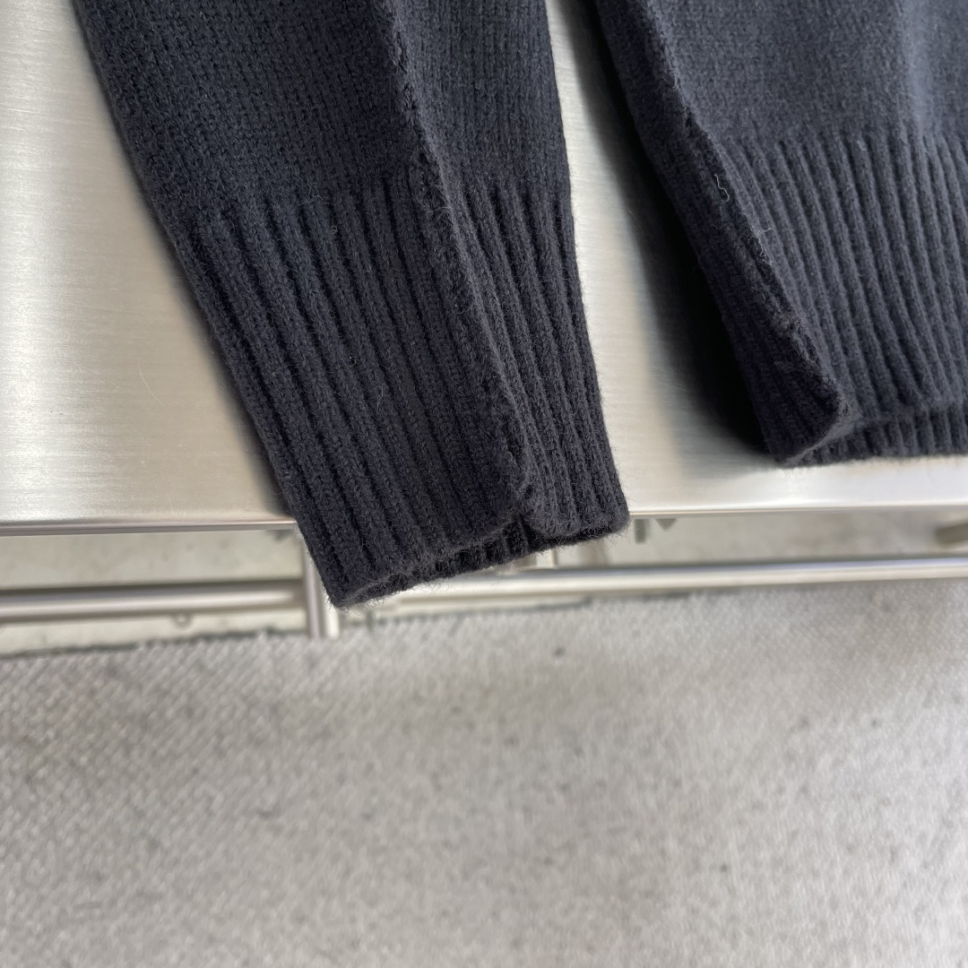 -Ami Paris 爱心提花开衫毛衣定织奢柔美丽诺羊毛 柔软细腻 舒适贴肤 以柔和的米白为画布 温柔且