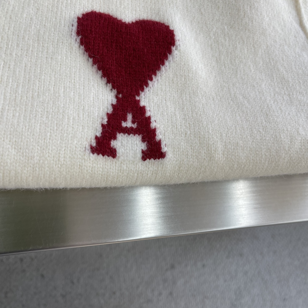 -Ami Paris 爱心提花开衫毛衣定织奢柔美丽诺羊毛 柔软细腻 舒适贴肤 以柔和的米白为画布 温柔且