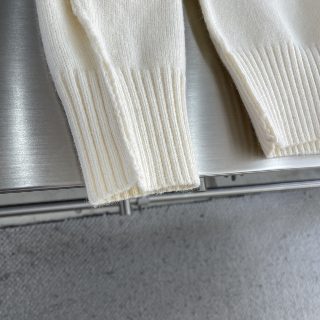 -Ami Paris 爱心提花开衫毛衣定织奢柔美丽诺羊毛 柔软细腻 舒适贴肤 以柔和的米白为画布 温柔且