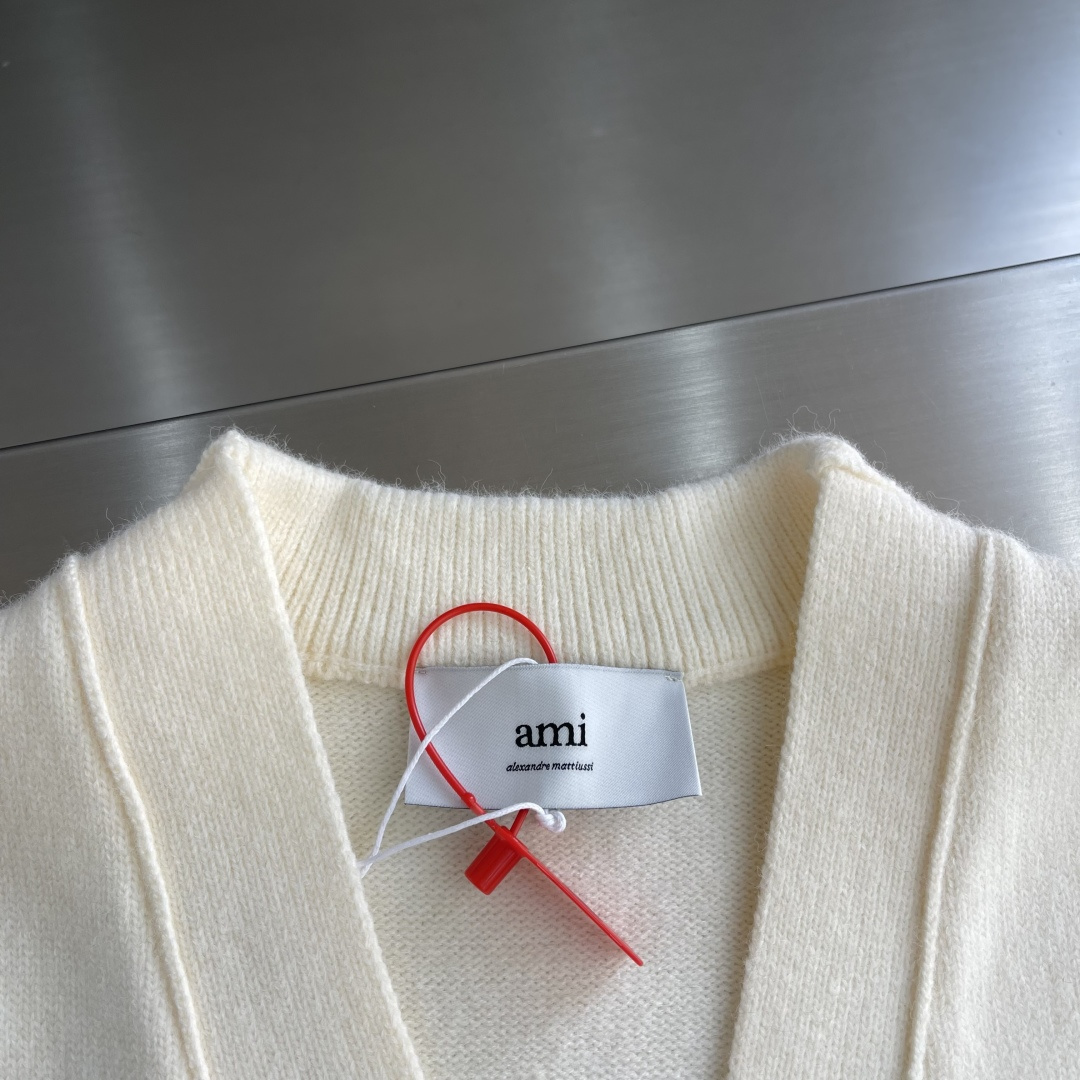 -Ami Paris 爱心提花开衫毛衣定织奢柔美丽诺羊毛 柔软细腻 舒适贴肤 以柔和的米白为画布 温柔且