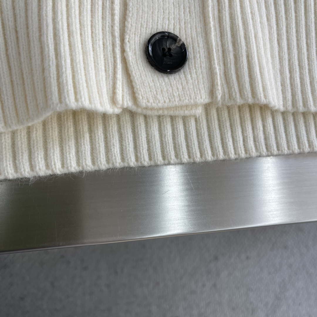 -Ami Paris 爱心提花开衫毛衣定织奢柔美丽诺羊毛 柔软细腻 舒适贴肤 以柔和的米白为画布 温柔且