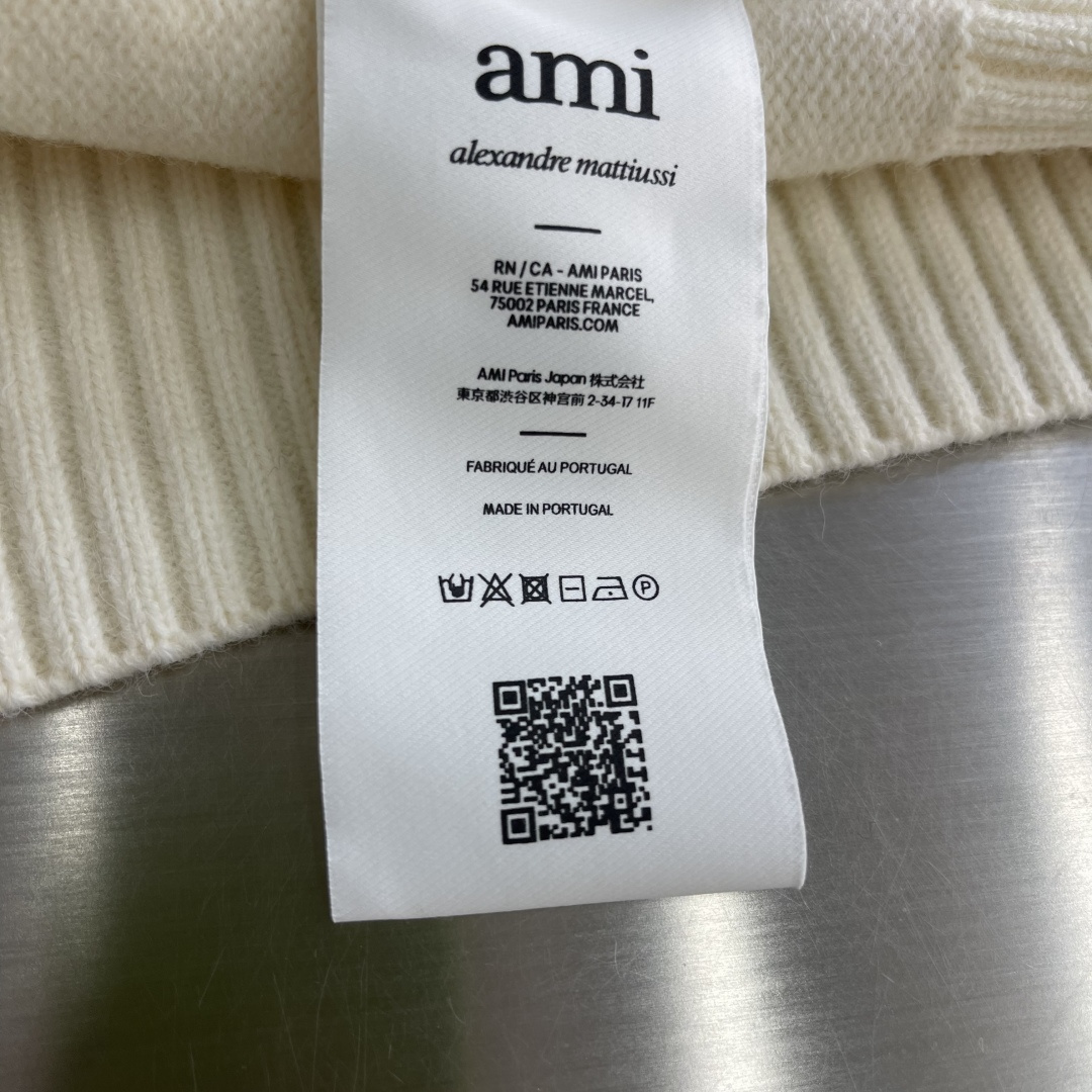 -Ami Paris 爱心提花开衫毛衣定织奢柔美丽诺羊毛 柔软细腻 舒适贴肤 以柔和的米白为画布 温柔且