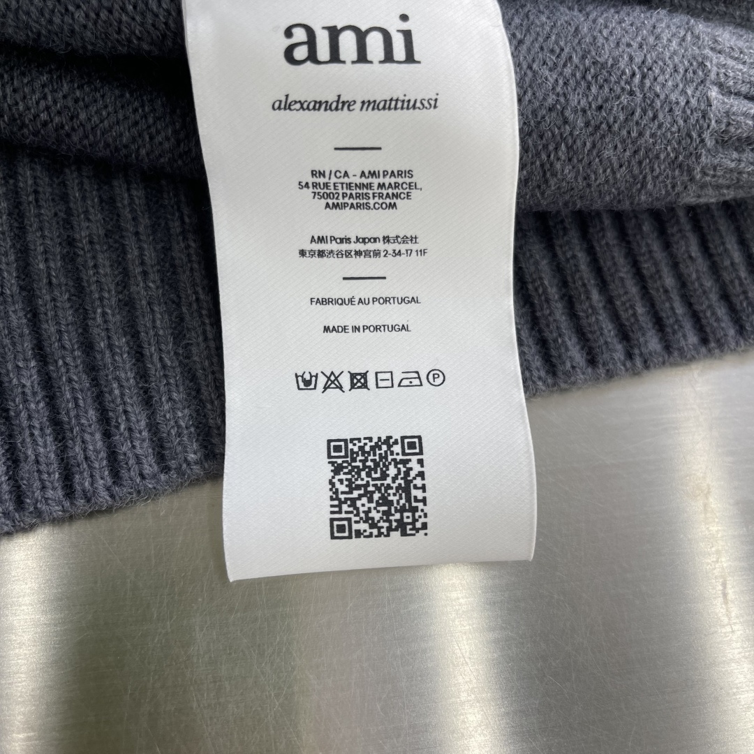 -Ami Paris 爱心提花开衫毛衣定织奢柔美丽诺羊毛 柔软细腻 舒适贴肤 以柔和的米白为画布 温柔且