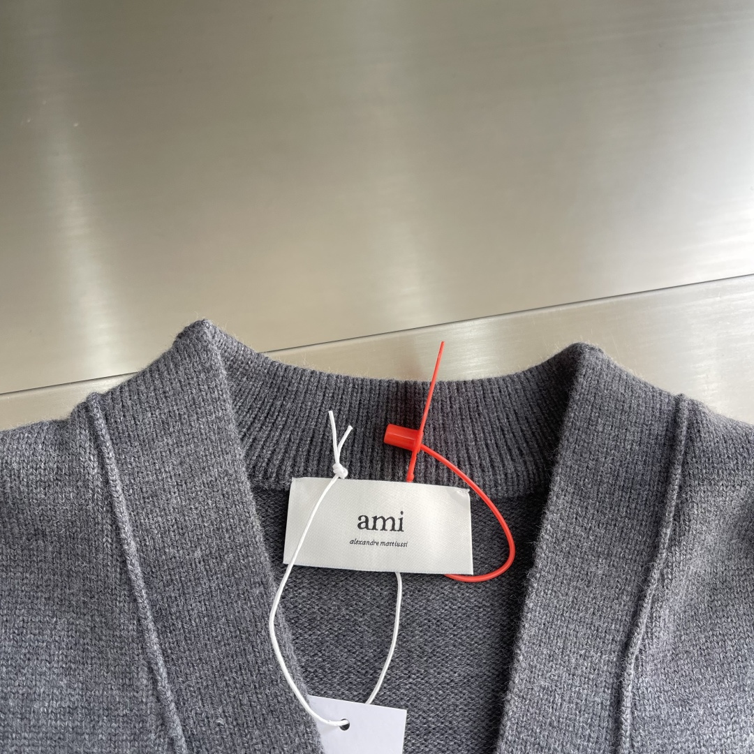 -Ami Paris 爱心提花开衫毛衣定织奢柔美丽诺羊毛 柔软细腻 舒适贴肤 以柔和的米白为画布 温柔且