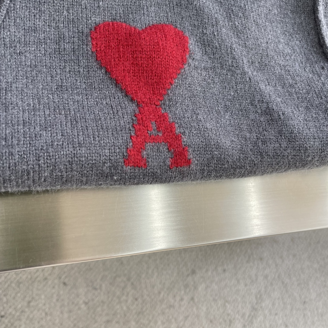 -Ami Paris 爱心提花开衫毛衣定织奢柔美丽诺羊毛 柔软细腻 舒适贴肤 以柔和的米白为画布 温柔且