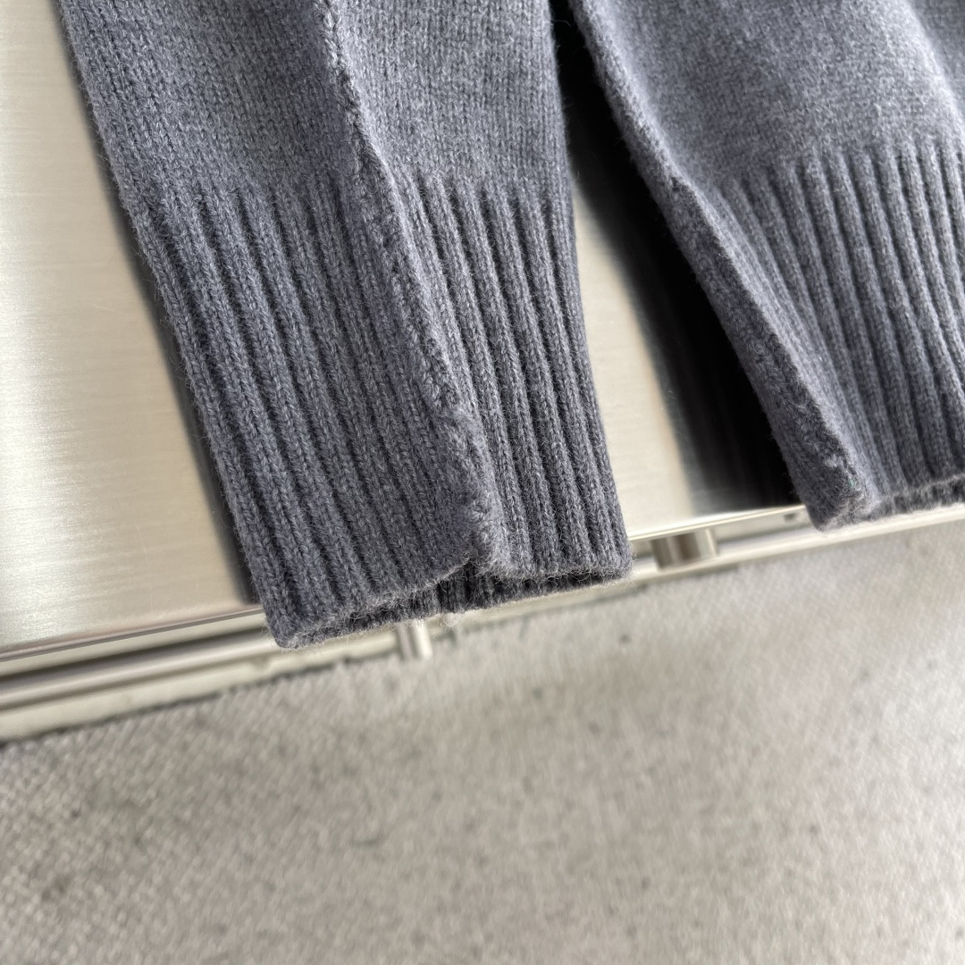 -Ami Paris 爱心提花开衫毛衣定织奢柔美丽诺羊毛 柔软细腻 舒适贴肤 以柔和的米白为画布 温柔且