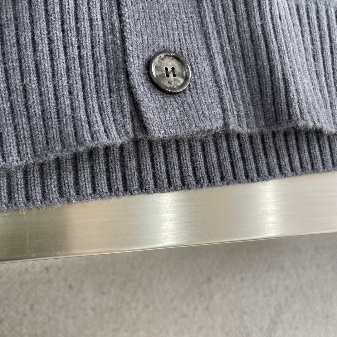 -Ami Paris 爱心提花开衫毛衣定织奢柔美丽诺羊毛 柔软细腻 舒适贴肤 以柔和的米白为画布 温柔且