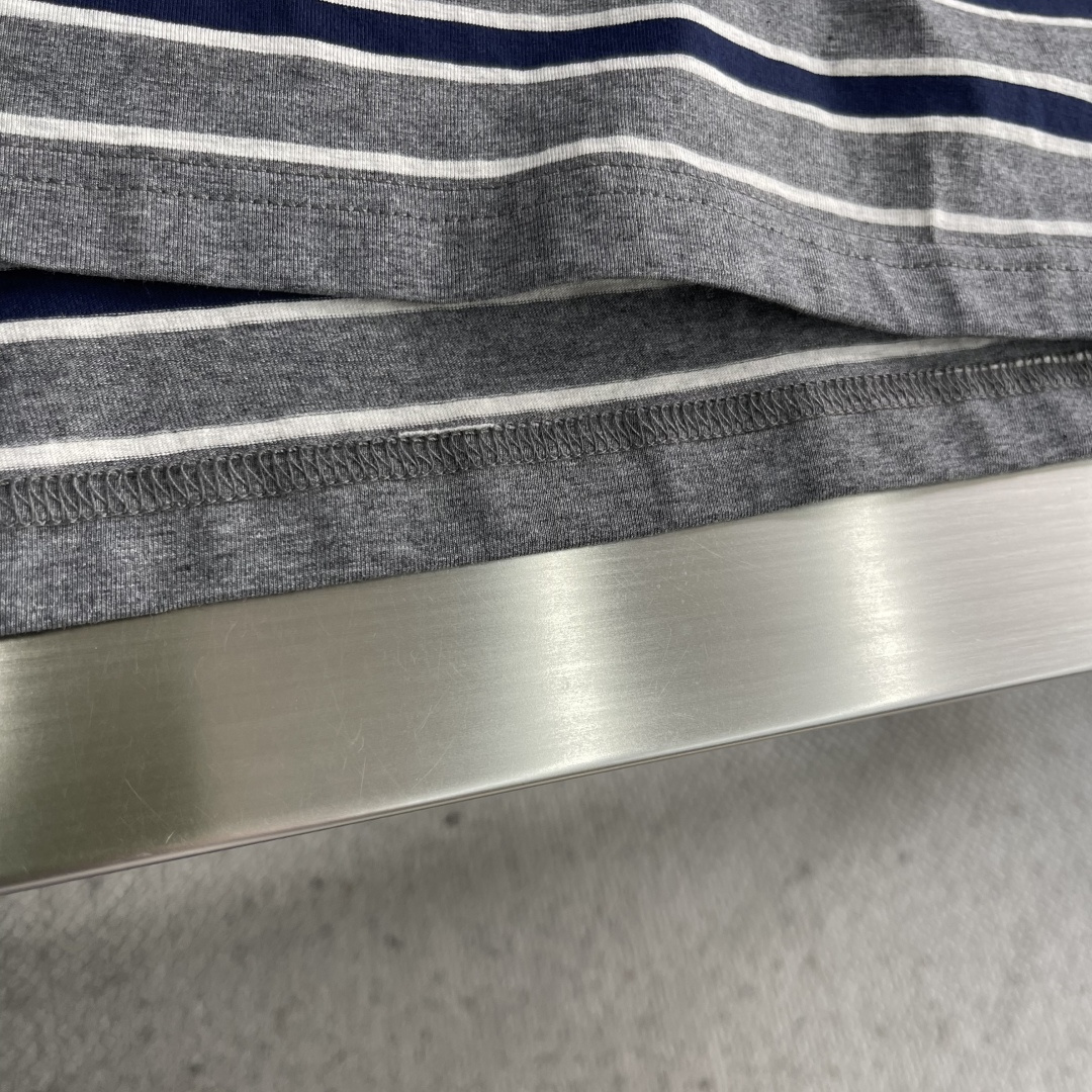 -Miu Miu 条纹撞色长袖 定制横棱柔棉彩条府绸 柔软细腻 舒适贴肤 主调以水泥灰为基底 揉入拼色的