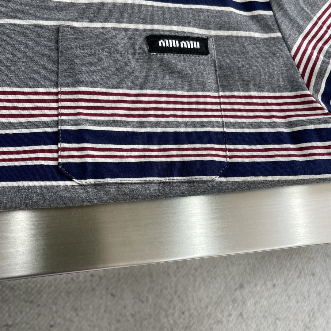 -Miu Miu 条纹撞色长袖 定制横棱柔棉彩条府绸 柔软细腻 舒适贴肤 主调以水泥灰为基底 揉入拼色的