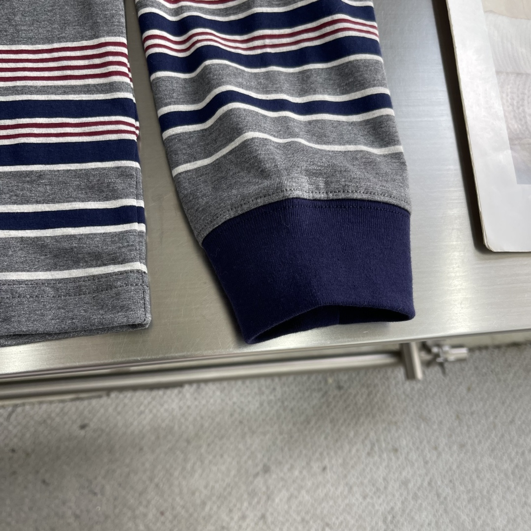 -Miu Miu 条纹撞色长袖 定制横棱柔棉彩条府绸 柔软细腻 舒适贴肤 主调以水泥灰为基底 揉入拼色的