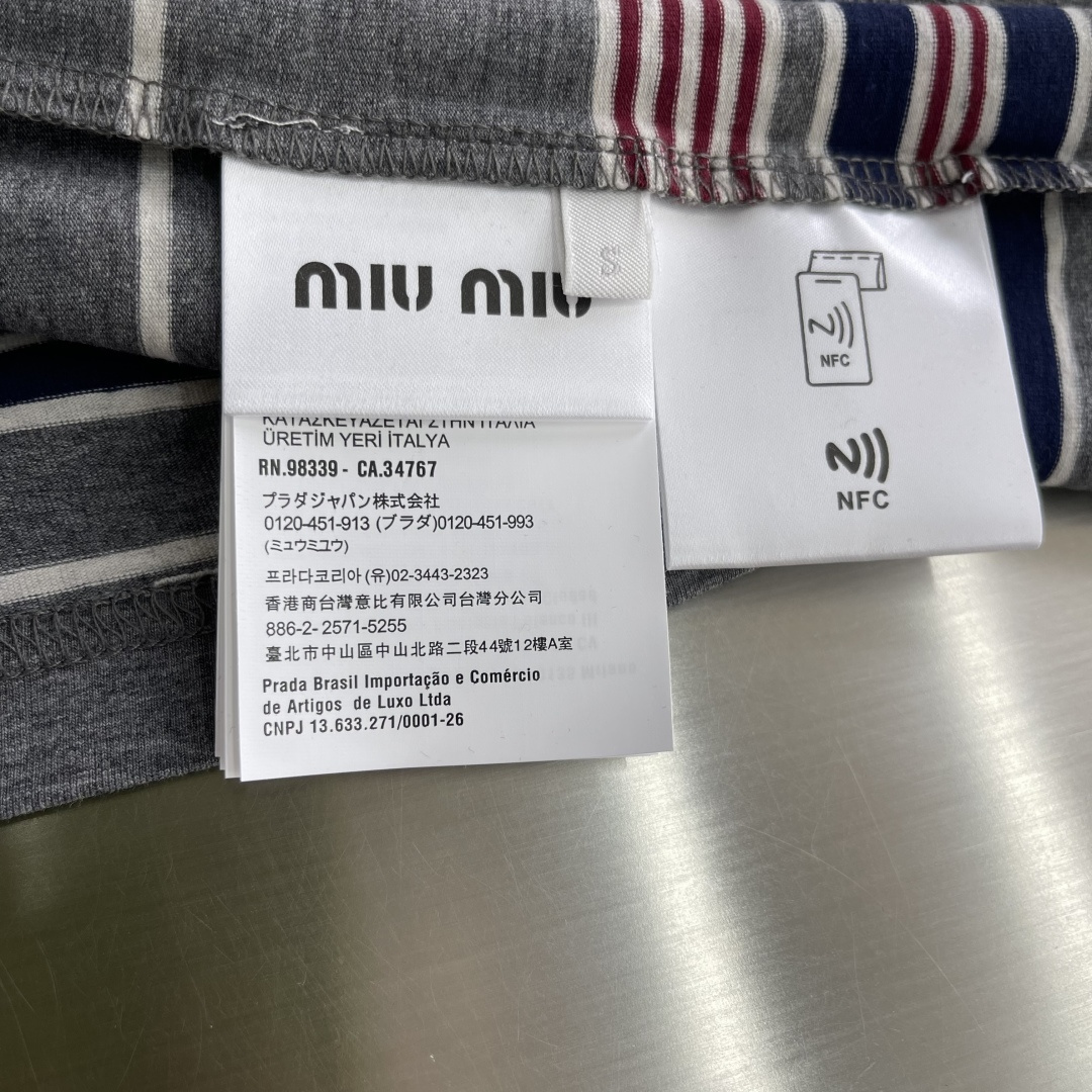 -Miu Miu 条纹撞色长袖 定制横棱柔棉彩条府绸 柔软细腻 舒适贴肤 主调以水泥灰为基底 揉入拼色的