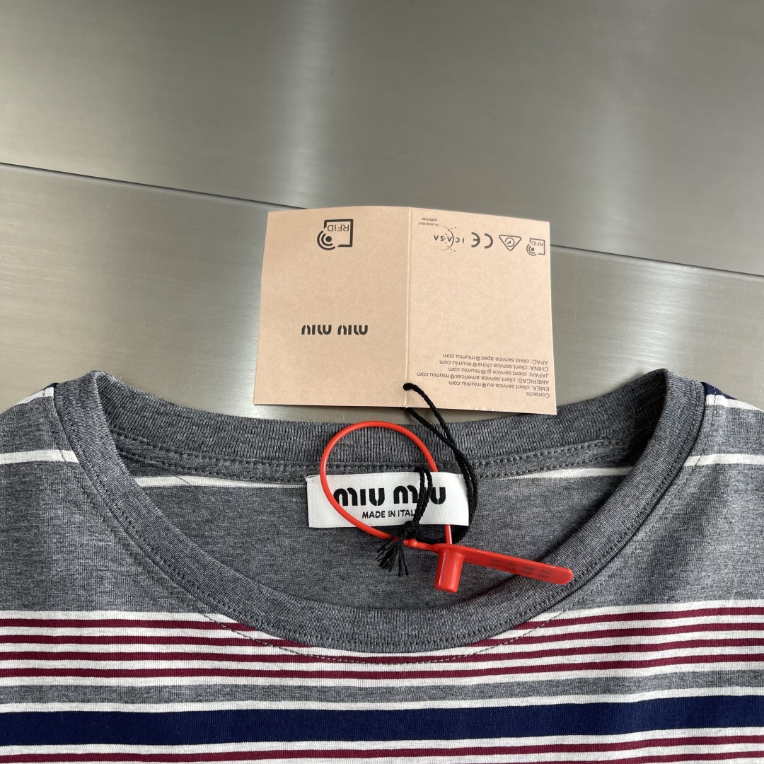 -Miu Miu 条纹撞色长袖 定制横棱柔棉彩条府绸 柔软细腻 舒适贴肤 主调以水泥灰为基底 揉入拼色的