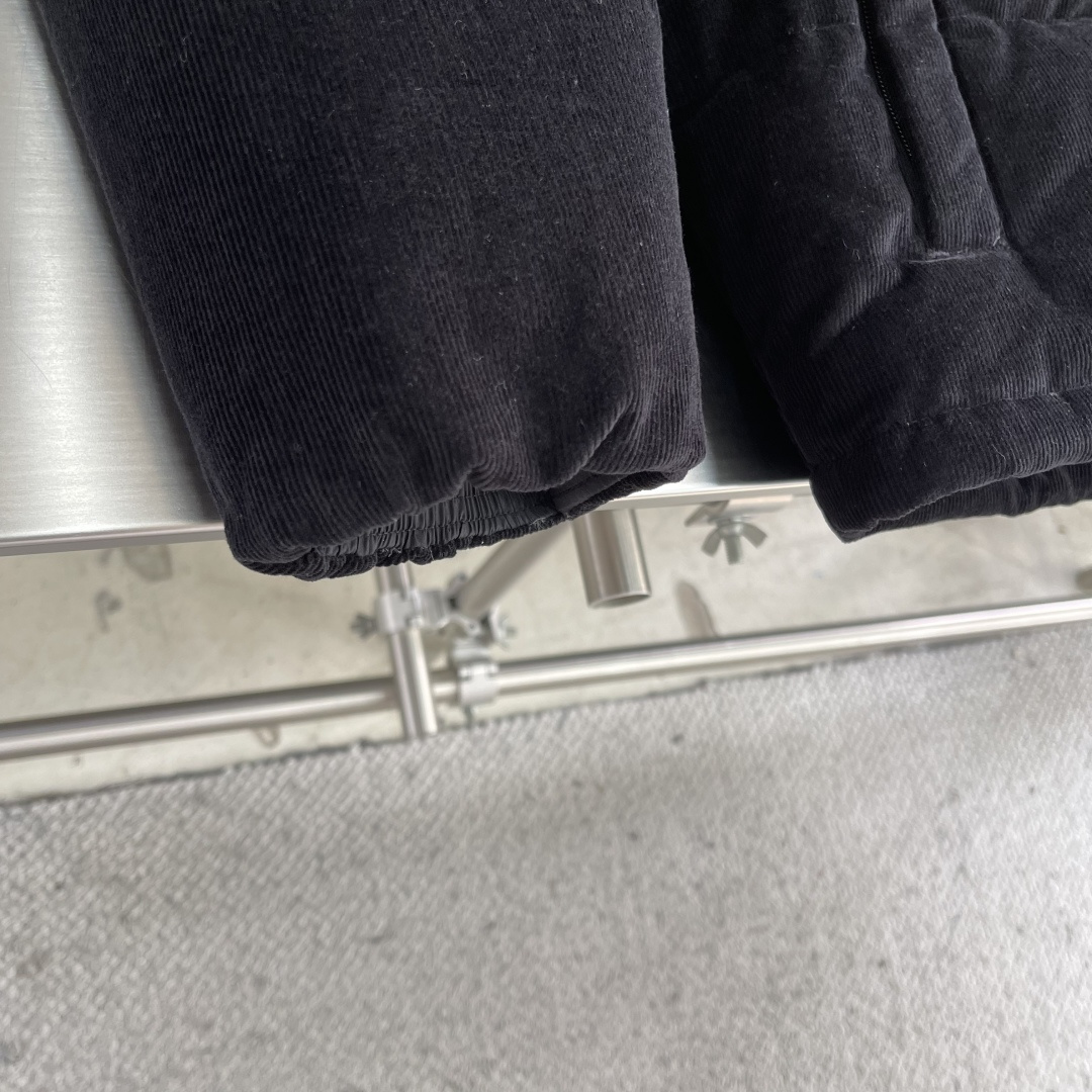 -PRAD 三角标功能性羽绒服定制丝绒臻品灯芯绒 质感醇厚 细腻纹理 使用新国标90白鸭绒(欢迎检测) 