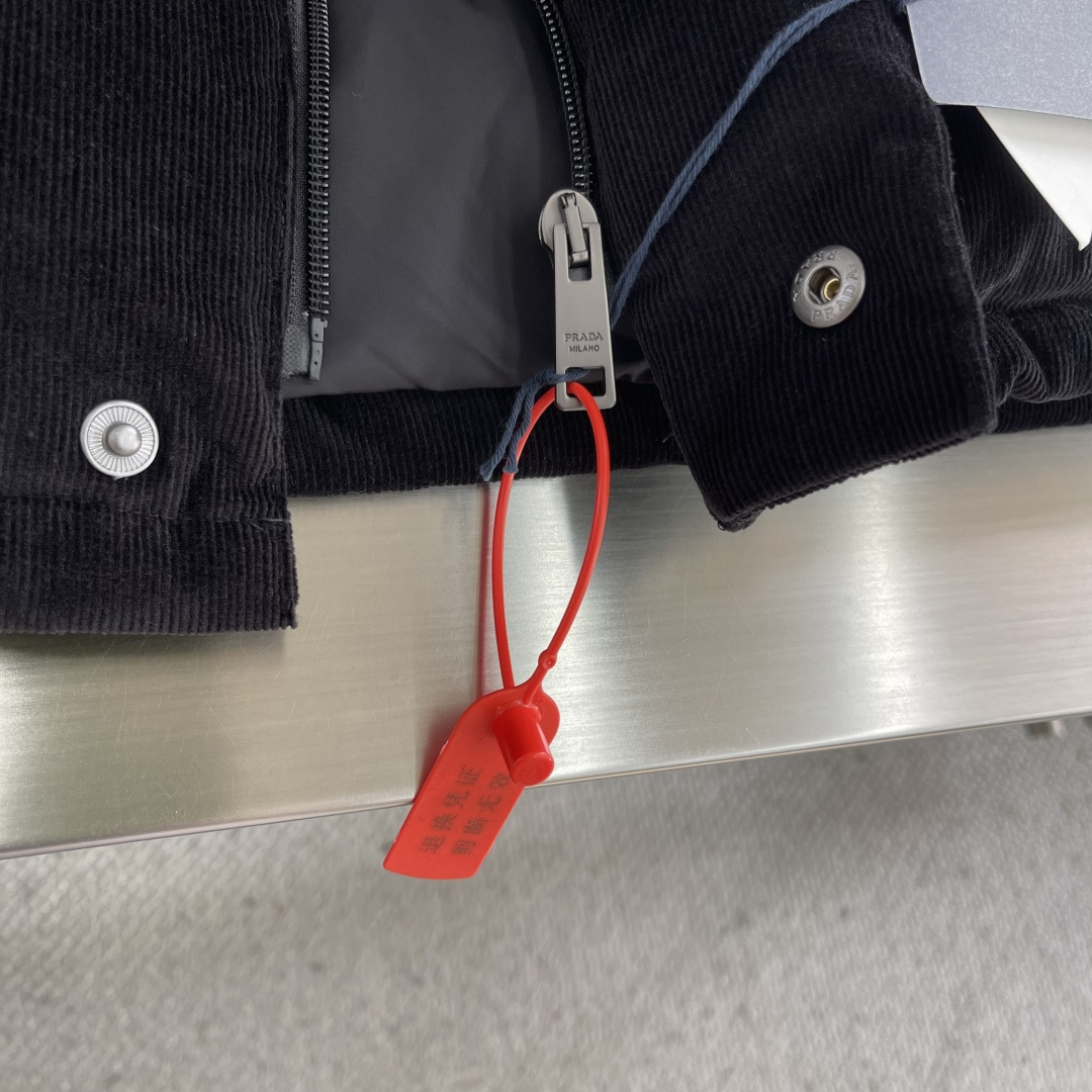 -PRAD 三角标功能性羽绒服定制丝绒臻品灯芯绒 质感醇厚 细腻纹理 使用新国标90白鸭绒(欢迎检测) 