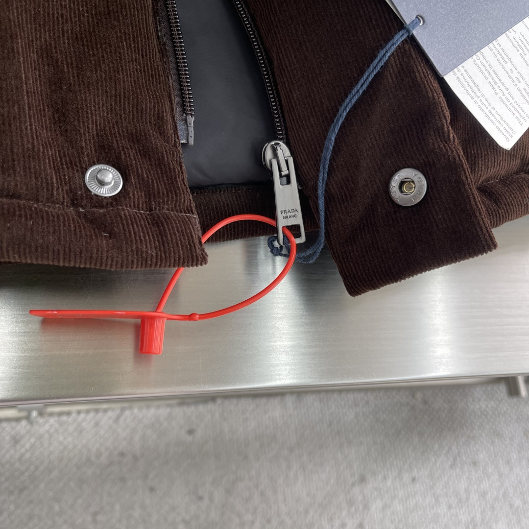 -PRAD 三角标功能性羽绒服定制丝绒臻品灯芯绒 质感醇厚 细腻纹理 使用新国标90白鸭绒(欢迎检测) 