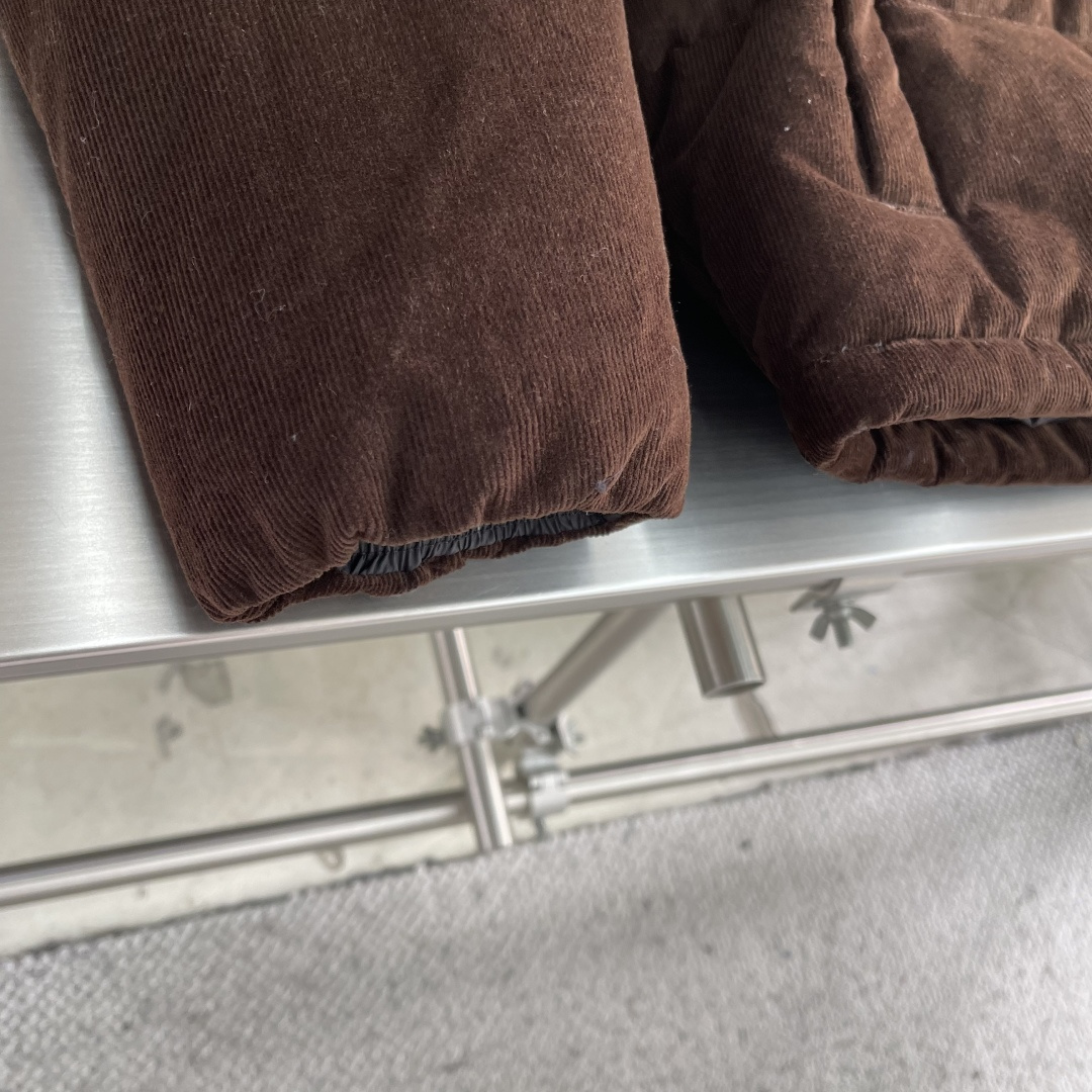 -PRAD 三角标功能性羽绒服定制丝绒臻品灯芯绒 质感醇厚 细腻纹理 使用新国标90白鸭绒(欢迎检测) 