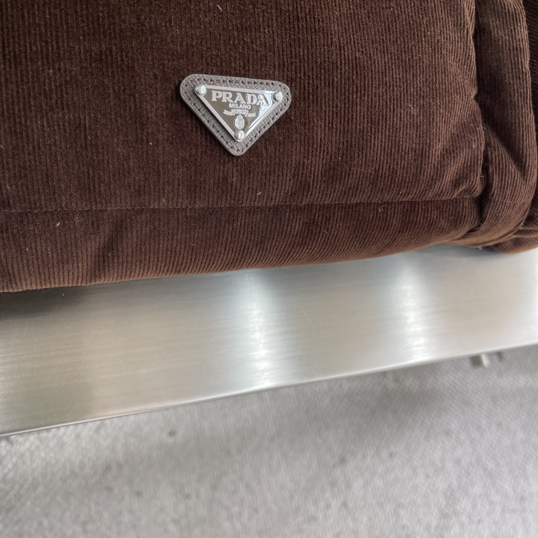 -PRAD 三角标功能性羽绒服定制丝绒臻品灯芯绒 质感醇厚 细腻纹理 使用新国标90白鸭绒(欢迎检测) 