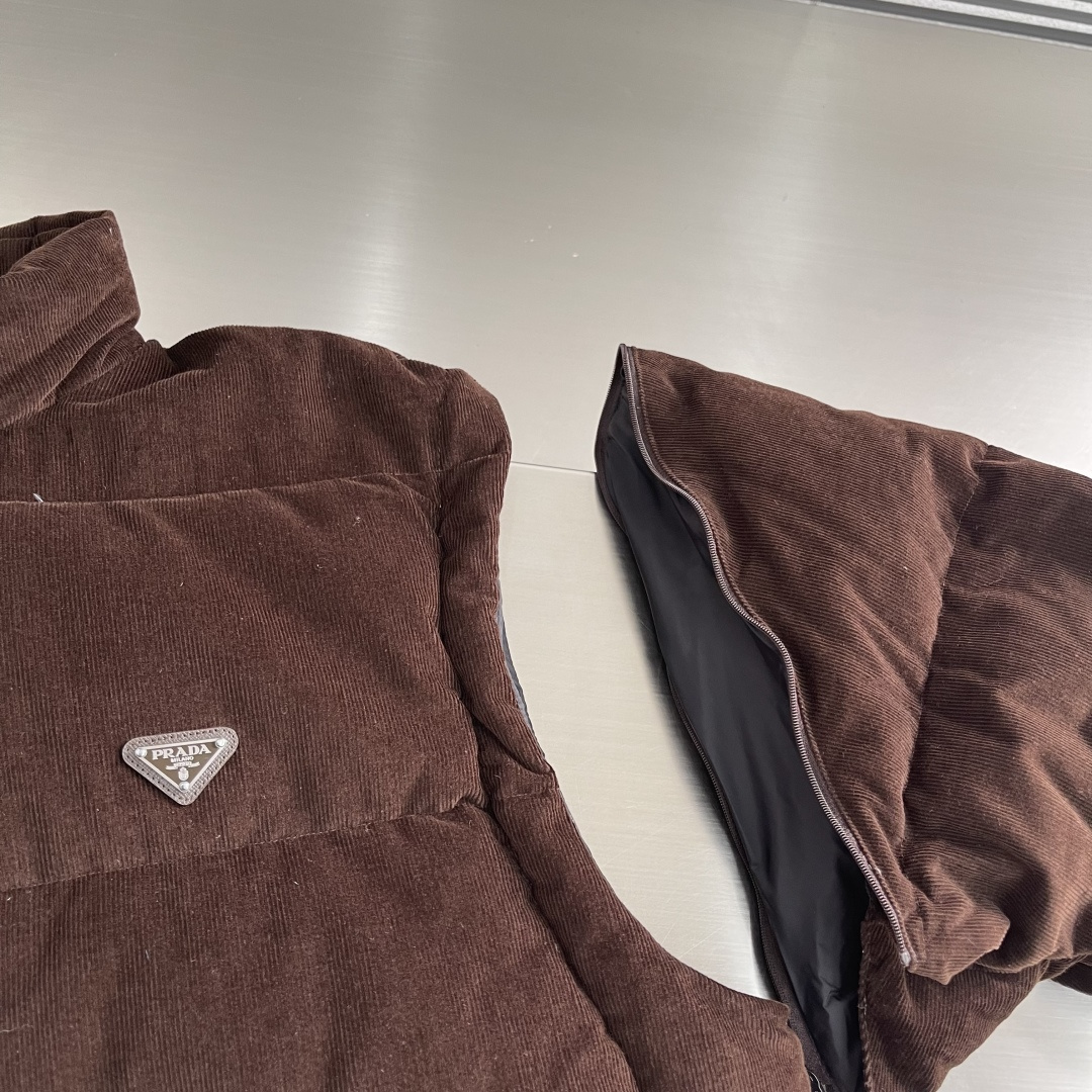 -PRAD 三角标功能性羽绒服定制丝绒臻品灯芯绒 质感醇厚 细腻纹理 使用新国标90白鸭绒(欢迎检测) 