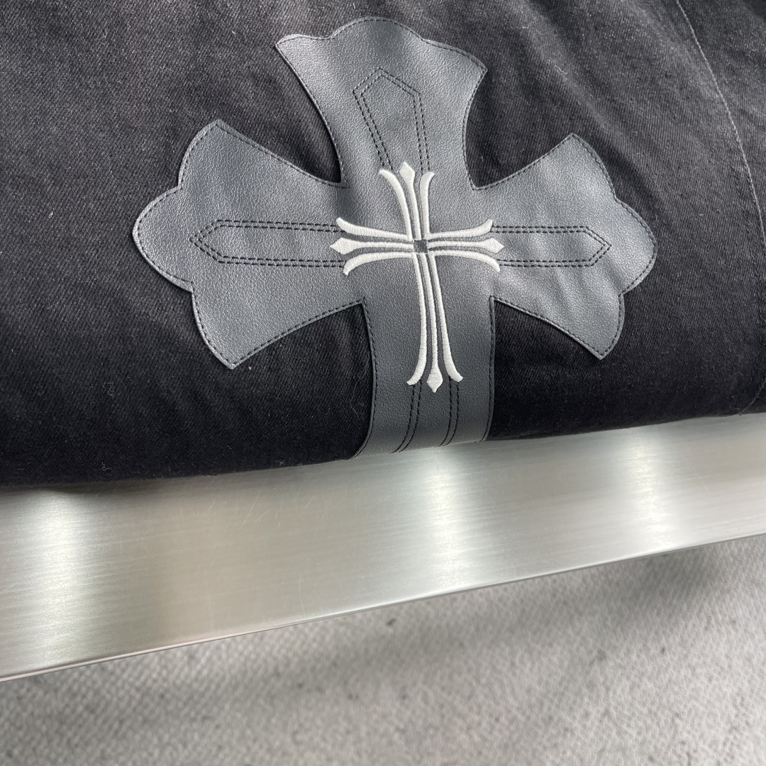 -CH 克罗心 连帽牛仔羽绒外套十字花纹✝️皮标，后背品牌刺绣，辨识度极高，水洗牛仔柔软舒适 挺括有型，