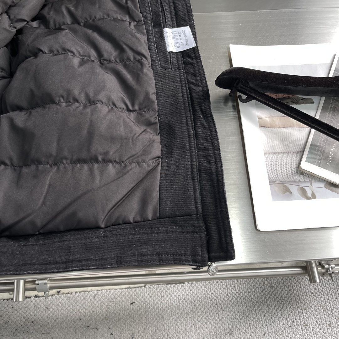 -CH 克罗心 连帽牛仔羽绒外套十字花纹✝️皮标，后背品牌刺绣，辨识度极高，水洗牛仔柔软舒适 挺括有型，