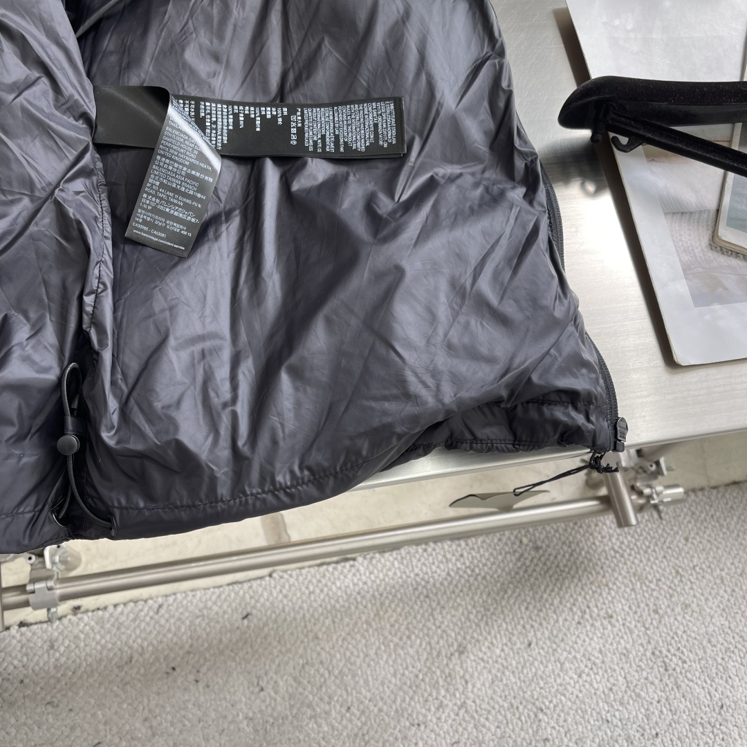 -Balenciag 25fw徽标LOGO羽绒服1技术防撕裂面料。采用了技术防撕裂面料，确保了衣物在滑雪