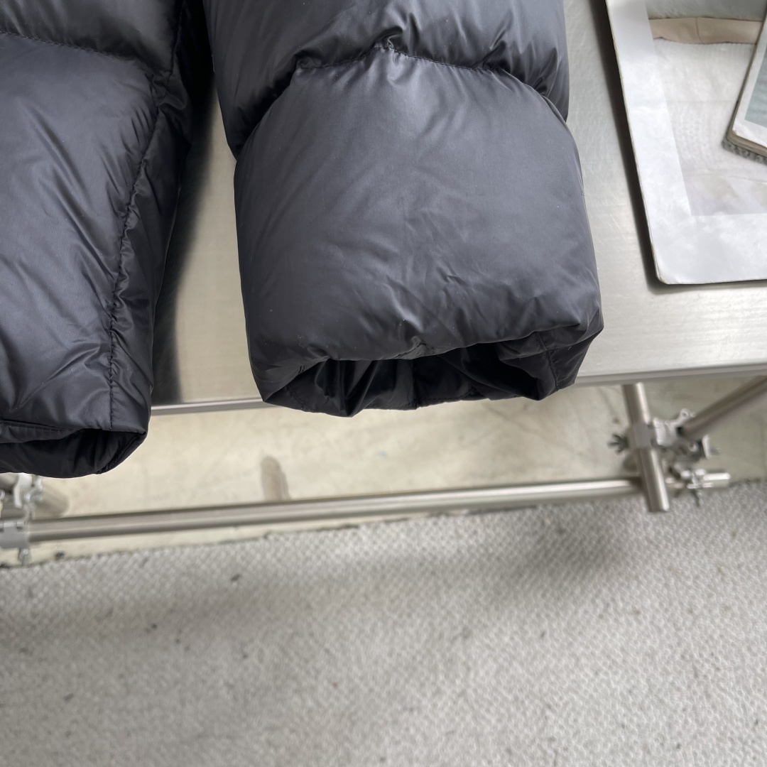 -Balenciag 25fw徽标LOGO羽绒服1技术防撕裂面料。采用了技术防撕裂面料，确保了衣物在滑雪