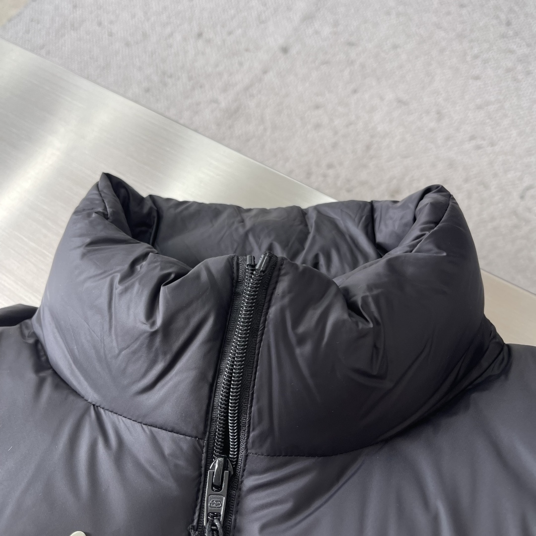 -Balenciag 25fw徽标LOGO羽绒服1技术防撕裂面料。采用了技术防撕裂面料，确保了衣物在滑雪