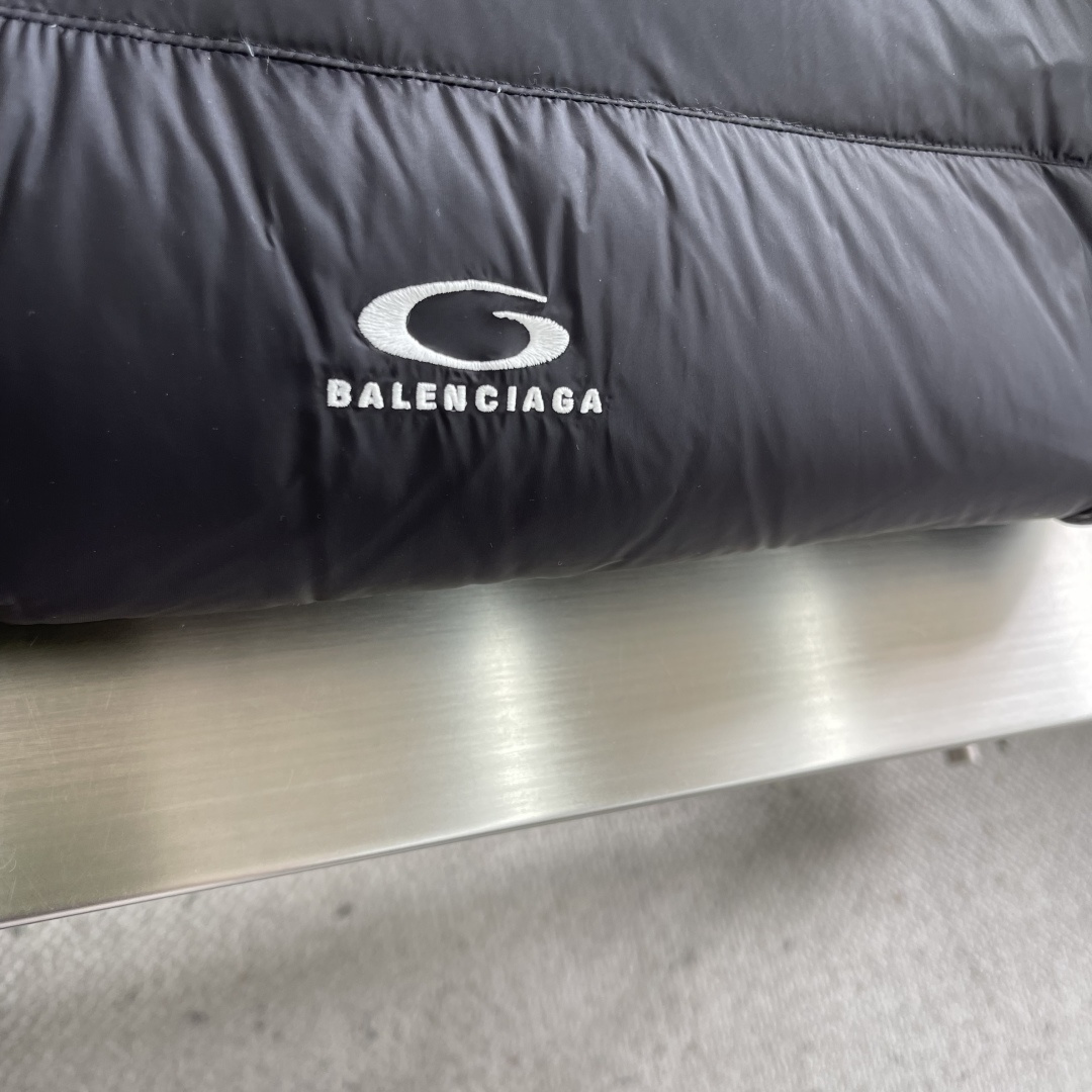 -Balenciag 25fw徽标LOGO羽绒服1技术防撕裂面料。采用了技术防撕裂面料，确保了衣物在滑雪