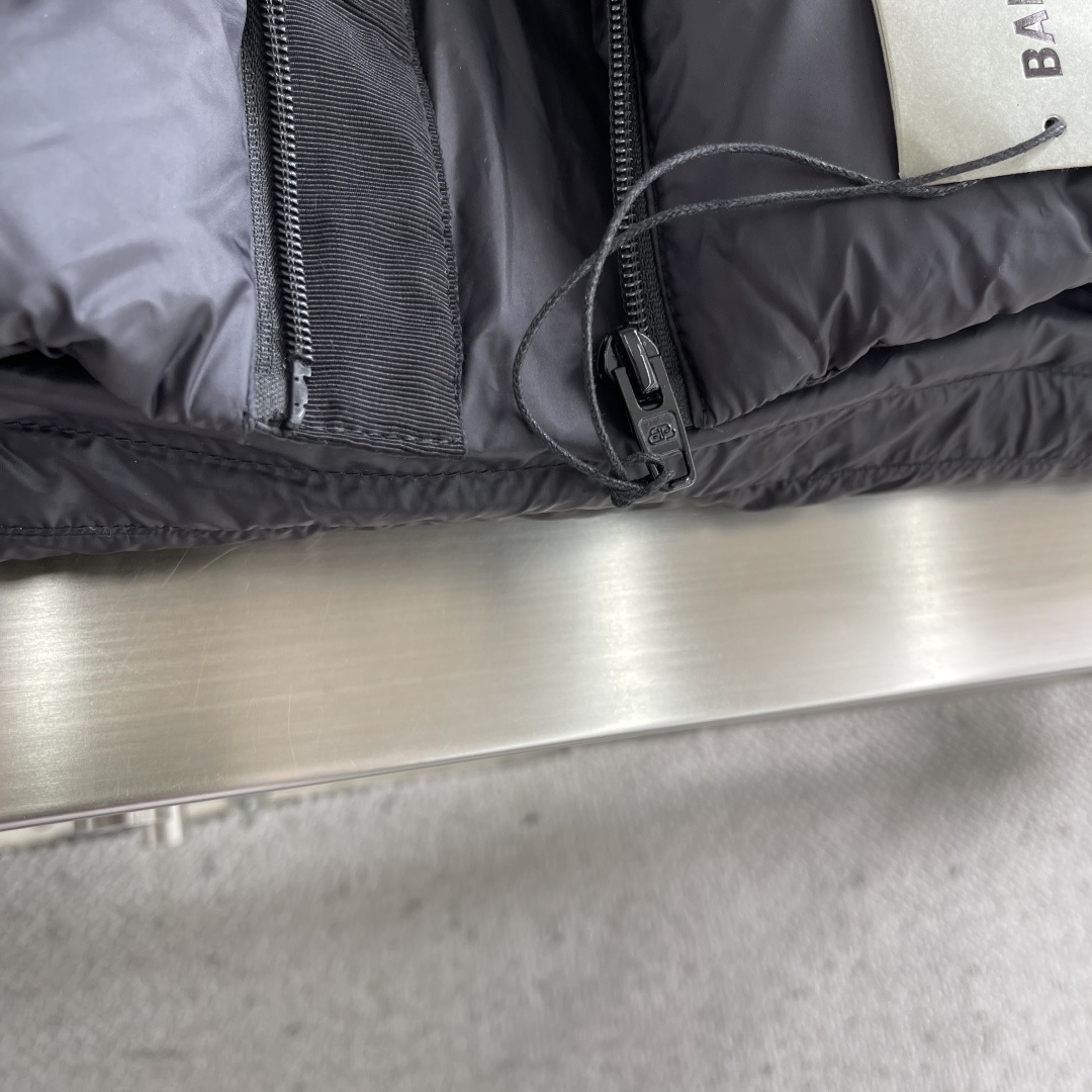 -Balenciag 25fw徽标LOGO羽绒服1技术防撕裂面料。采用了技术防撕裂面料，确保了衣物在滑雪