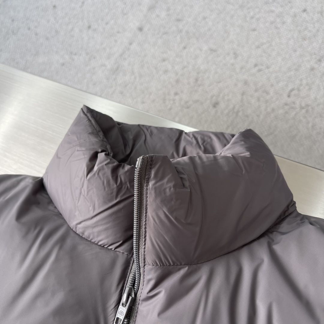 -Balenciag 25fw徽标LOGO羽绒服1技术防撕裂面料。采用了技术防撕裂面料，确保了衣物在滑雪