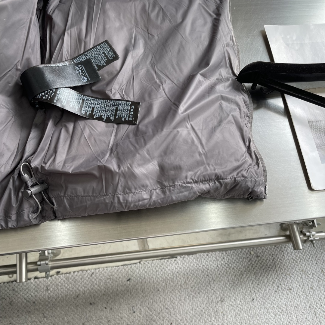 -Balenciag 25fw徽标LOGO羽绒服1技术防撕裂面料。采用了技术防撕裂面料，确保了衣物在滑雪