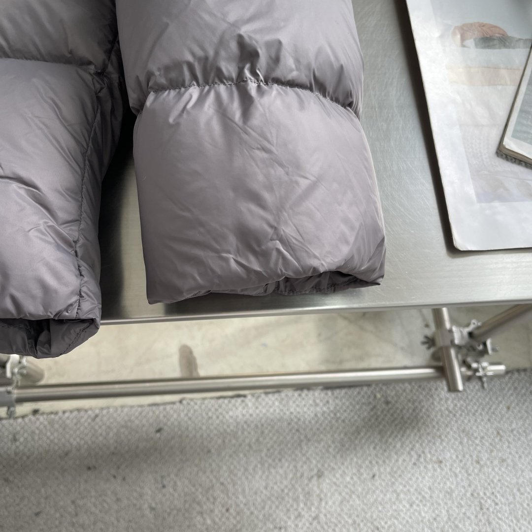 -Balenciag 25fw徽标LOGO羽绒服1技术防撕裂面料。采用了技术防撕裂面料，确保了衣物在滑雪