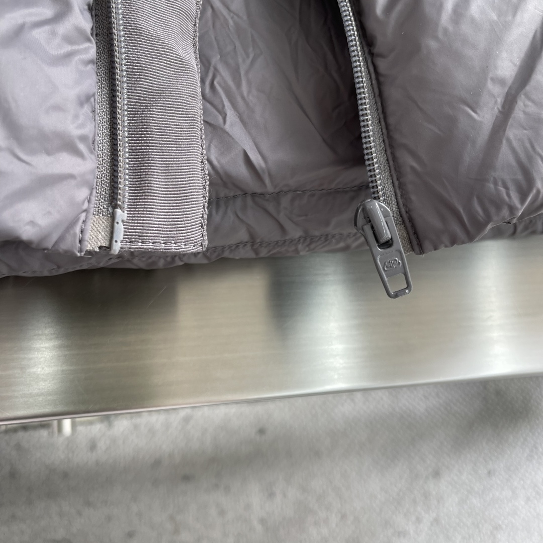 -Balenciag 25fw徽标LOGO羽绒服1技术防撕裂面料。采用了技术防撕裂面料，确保了衣物在滑雪