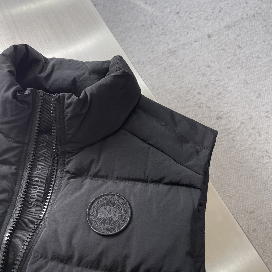 -Canada Goose 饰章羽绒马甲选用高质量的防护性尼龙面料，不仅增强了表面的耐磨性，同时兼顾防风