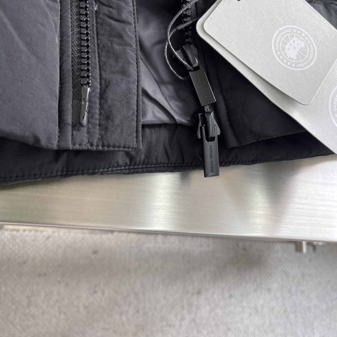 -Canada Goose 饰章羽绒马甲选用高质量的防护性尼龙面料，不仅增强了表面的耐磨性，同时兼顾防风