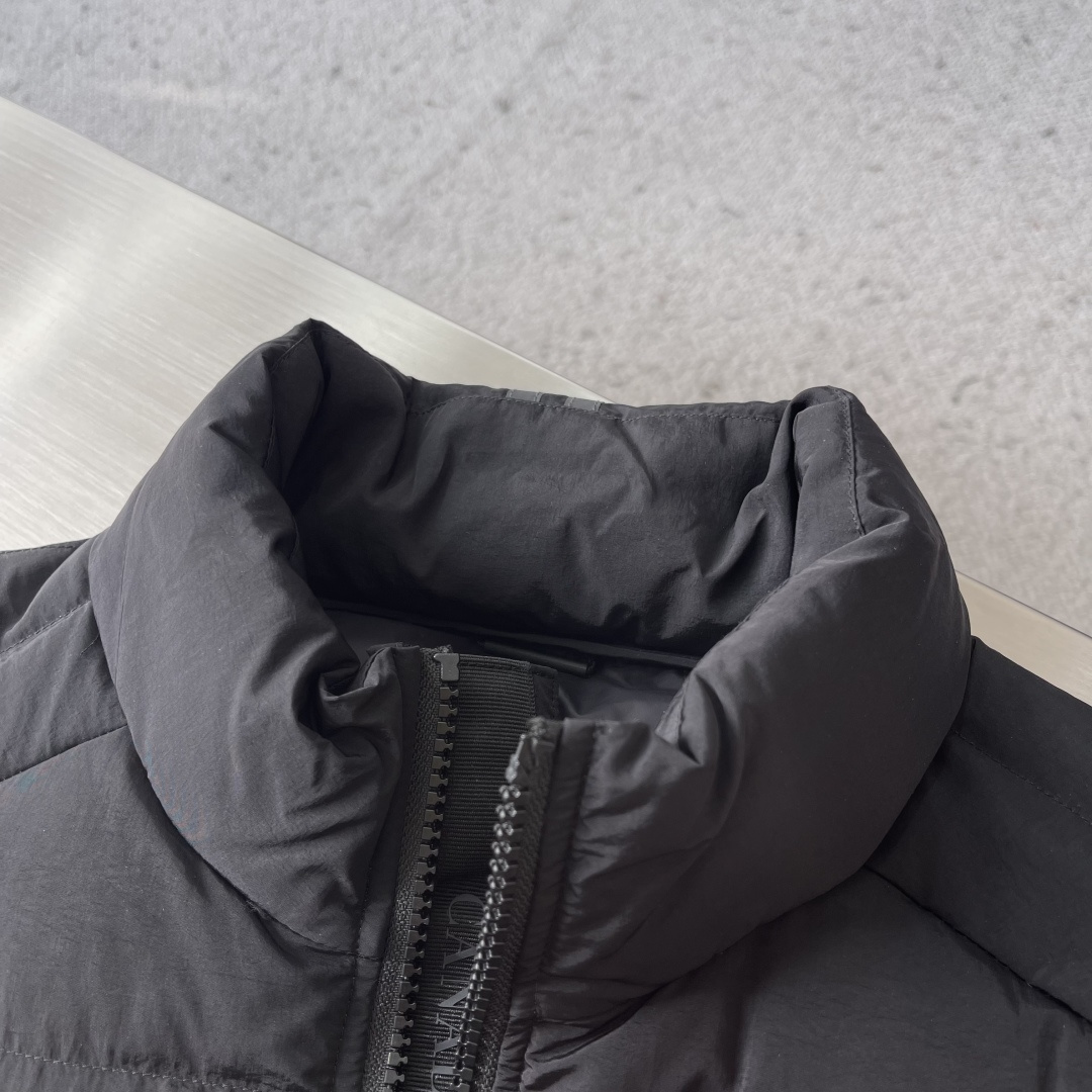 -Canada Goose 饰章羽绒马甲选用高质量的防护性尼龙面料，不仅增强了表面的耐磨性，同时兼顾防风
