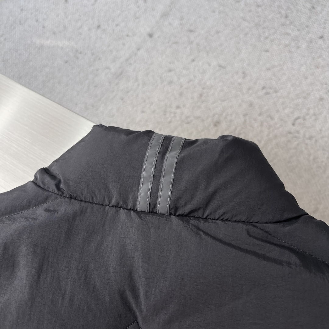 -Canada Goose 饰章羽绒马甲选用高质量的防护性尼龙面料，不仅增强了表面的耐磨性，同时兼顾防风