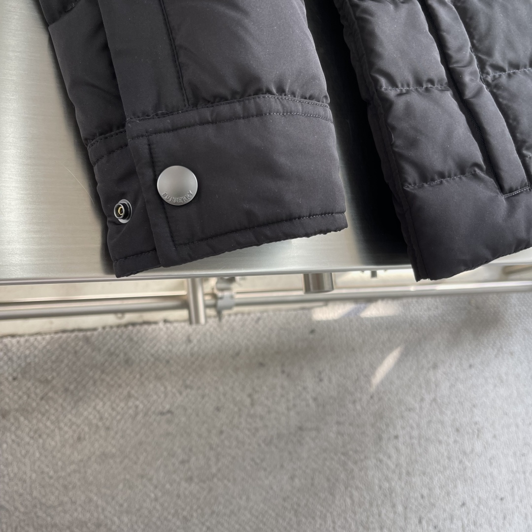 -BBR 25fw轻薄皮标羽绒服高密度尼龙塔夫绸。采用 100D尼龙面料，密度≥230T，经 轻微轧光处