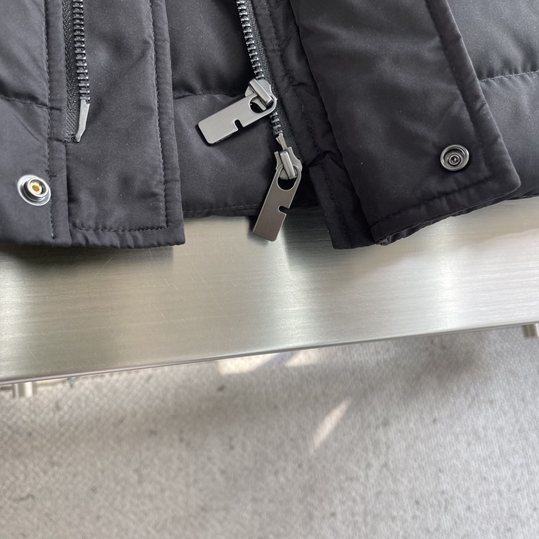 -BBR 25fw轻薄皮标羽绒服高密度尼龙塔夫绸。采用 100D尼龙面料，密度≥230T，经 轻微轧光处